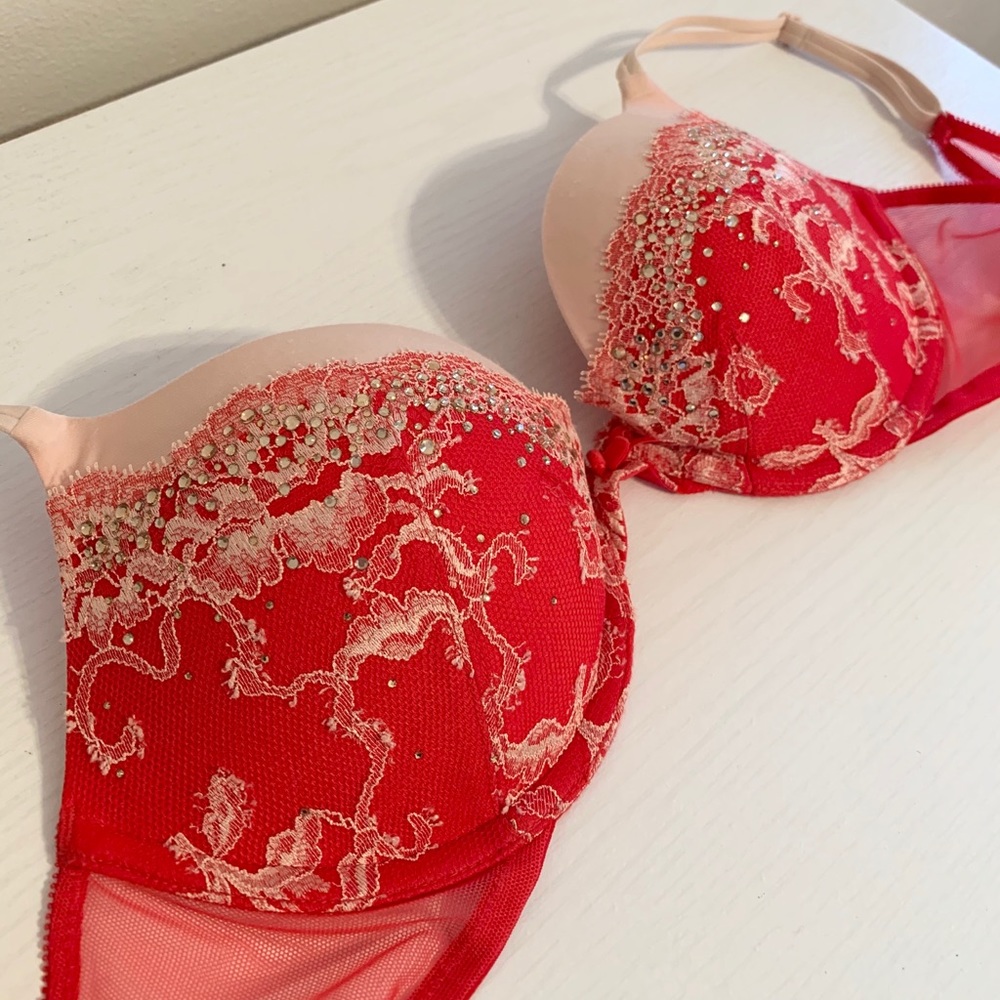 Victoria Secret bra size 36B.